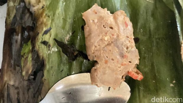 Proses pembakaran lempet ikan tuna di Lesehan Aulia milik Saiful Bahri, di Pelabuhan Angkal, Desa Kampung Kusamba, Klungkung, Bali, Minggu (3/5/2026). (Fatih Kudus Jaelani)