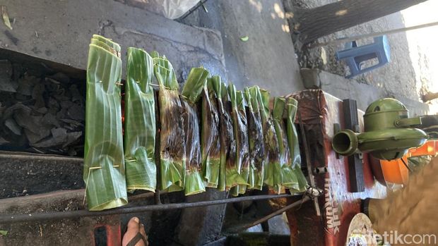 Proses pembakaran lempet ikan tuna di Lesehan Aulia milik Saiful Bahri, di Pelabuhan Angkal, Desa Kampung Kusamba, Klungkung, Bali, Minggu (3/5/2026). (Fatih Kudus Jaelani)