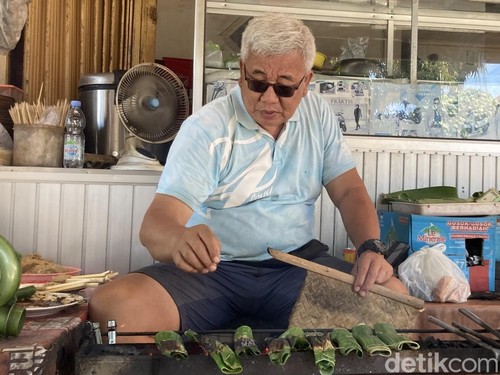 Proses pembakaran lempet ikan tuna di Lesehan Aulia milik Saiful Bahri, di Pelabuhan Angkal, Desa Kampung Kusamba, Klungkung, Bali, Minggu (3/5/2026). (Fatih Kudus Jaelani)