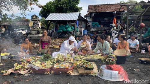 Prosesi Ngangkid di pesisir Pantai Kusamba, Desa Kusamba, Kecamatan Dawan, Klungkung, Bali.