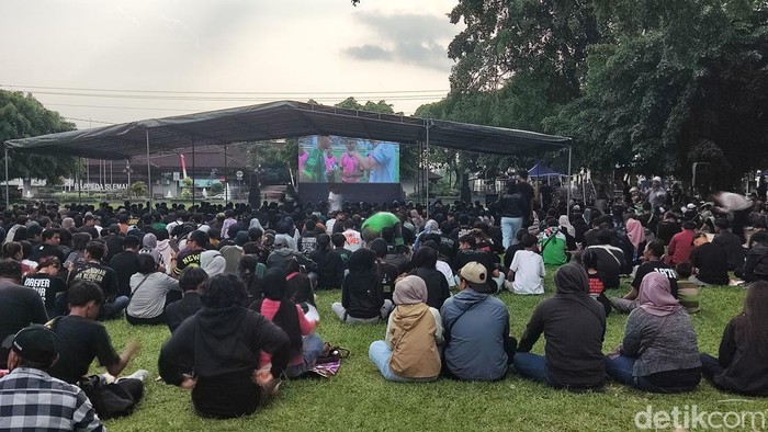 Suasana nonton bareng PSS Sleman versus PSIS Semarang di Lapangan Pemda Sleman, Minggu (3/5/2026).