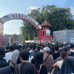Antrean Remember Me Hari Ke-2 Mengular, Penuh Diisi Fans Hindia dan Perunggu