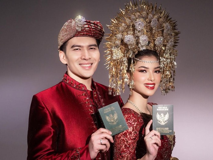 Ridho Illahi dan Anindya Caroline pamer buku nikah.