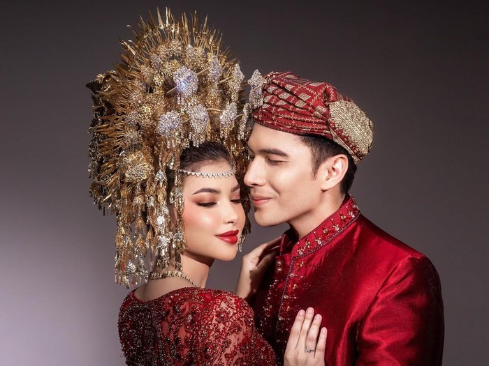 Ridho Illahi dan Anindya Caroline pamer buku nikah.