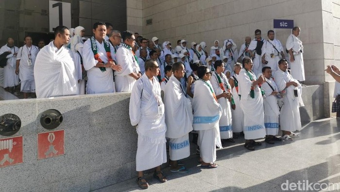 Rombongan jemaah calon haji Kloter 3 Jakarta-Banten berangkat umrah wajib, Minggu (3/5/2026).