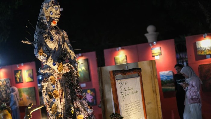 Pengunjung mengamati karya seni rupa dalam pameran bertajuk Rongai Siggi di kawasan Eks MTQ Kendari, Sulawesi Tenggara, Sabtu (2/5/2026). Komunitas Osara Seni Kota Kendari menggelar pameran bertajuk Rongai Siggi atau daur ulang yang berlangsung pada 2-3 Mei 2026 dengan menampilkan puluhan karya seni berbahan dasar barang bekas sebagai upaya membangun kesadaran masyarakat terhadap lingkungan melalui pendekatan kesenian. ANTARA FOTO/Andry Denisah/nym.