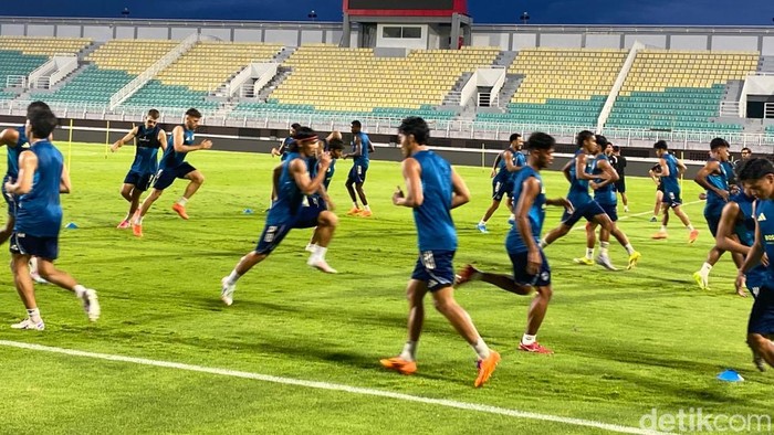 Sebanyak 24 pemain PSM Makassar menggelar ofisial training di Stadion Gelora BJ Habibie jelang melawan Bhayangkara FC.
