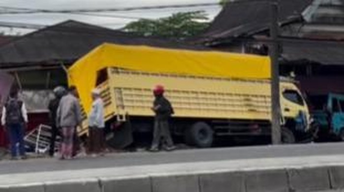 Sebuah truk menabrak rumah dan kios di Maros.