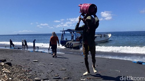 Seorang buruh angkut barang tampak bekerja di pesisir Kampung Kusamba, Kecamatan Dawan, Klungkun, Bali, Sabtu (2/4/2026). (Fatih Kudus Jaelani/detikBali)