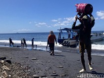 Kisah Buruh Panggul Barang di Pesisir Kampung Kusamba