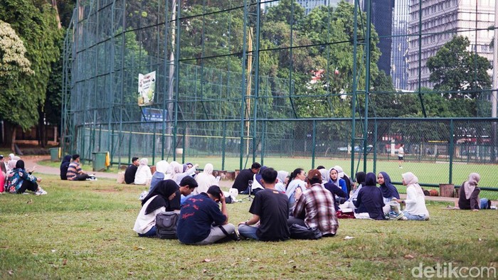 Pengunjung ramai menonton pertandingan softball di Gelora Bung Karno pada sore hari, suasana tetap santai meski tribun dan pinggir lapangan dipenuhi penonton, di Jakarta, 3 Mei 2026.