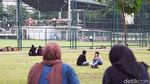 Santai Nonton Softball di GBK, Lesehan di Rumput-Duduk Berjajar di Tribun