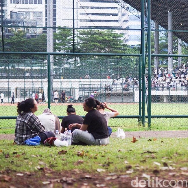 Santai Nonton Softball di GBK, Lesehan di Rumput-Duduk Berjajar di Tribun