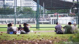 Santai Nonton Softball di GBK, Lesehan di Rumput-Duduk Berjajar di Tribun