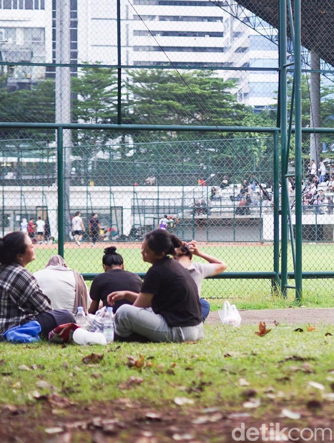 Santai Nonton Softball di GBK, Lesehan di Rumput-Duduk Berjajar di Tribun