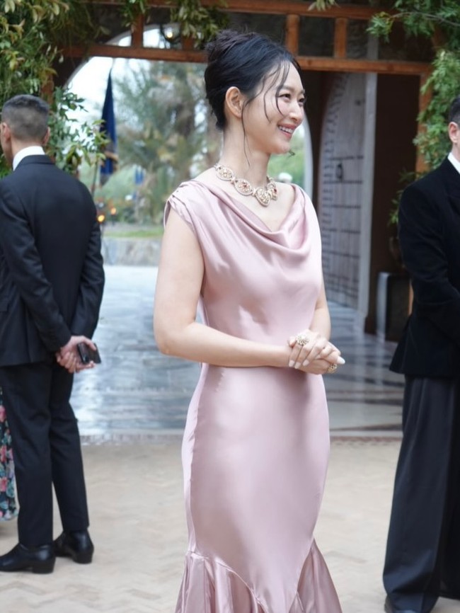 Istri dari Kim Woo Bin itu menampilkan keanggunan dalam balutan gaun sutra berwarna dusty pink. Siluet gaun mermaid mempertegas lekuk tubuhnya. Tak sedikit netizen yang salah fokus menduga Shin Min Ah punya baby bump. Foto: dok. Instagram @illusomina
