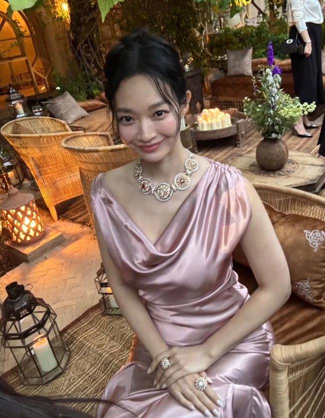 Penggemar dapat menantikan comeback Shin Min Ah dalam drama Korea Disney+ The Remarried Empress. Sang aktris akan menampilkan pesonanya sebagai Permaisuri Navier Ellie Trovi yang anggun dan elegan. Foto: dok. Instagram @illusomina