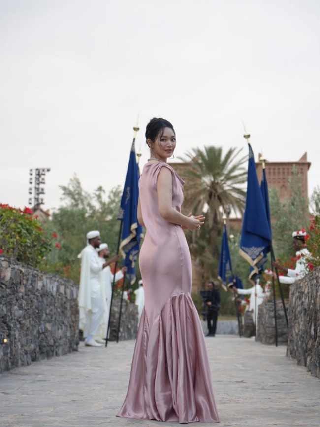Acara yang digelar di Kasbah d’If Marrakesh ini turut dimeriahkan House Ambassador Louis Vuitton lainnya termasuk Ana de Armas dan Lea Seydoux. Foto: dok. Instagram @illusomina