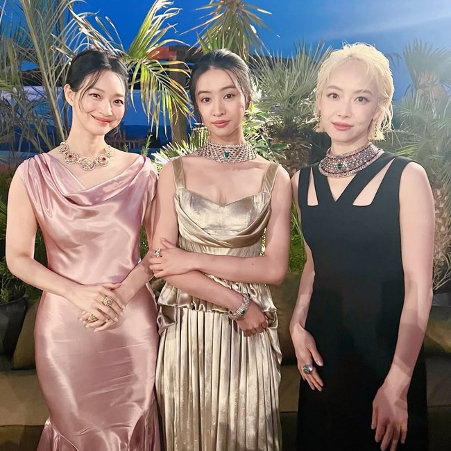 Shin Min Ah dan Koki juga berpose bersama mantan personel f(x), Victoria Song yang kini eksis sebagai aktris. Ketiganya mempresentasikan pesona wanita Korea, Jepang, dan Cina dalam satu frame. Foto: dok. Instagram @illusomina