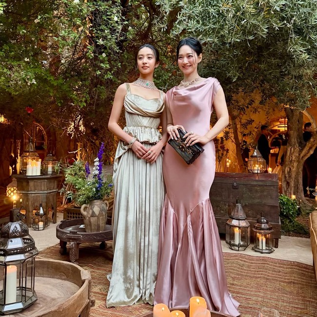 Di acara tersebut, Shin Min Ah menarik perhatian dengan interaksinya bersama model dan komposer musik Jepang, Koki. Foto: dok. Instagram @illusomina