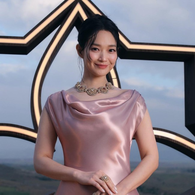 Pesona Shin Min Ah Bergaun Dusty Pink, Tampil Elegan di Acara Louis Vuitton
