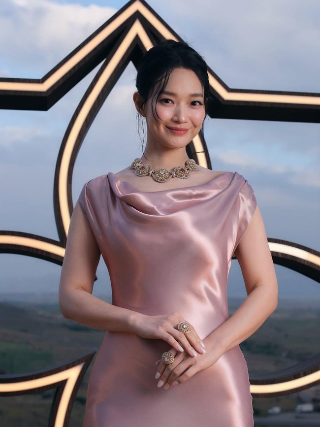 Pesona Shin Min Ah Bergaun Dusty Pink, Tampil Elegan di Acara Louis Vuitton