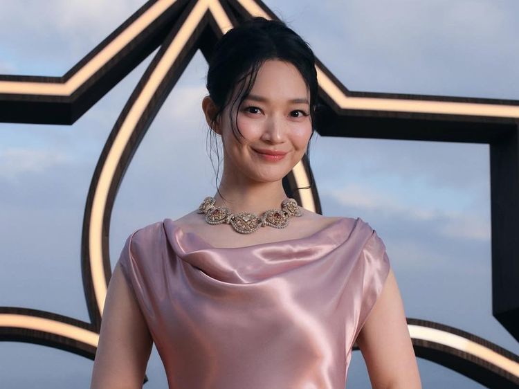 Pesona Shin Min Ah Bergaun Dusty Pink, Tampil Elegan di Acara Louis Vuitton