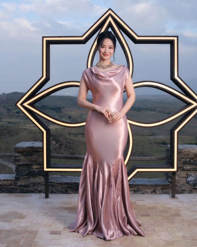 Shin Min Ah terbang ke Marrakech untuk menghadiri peluncuran koleksi perhiasan Louis Vuitton Mythica sebagai House Ambassador. Foto: dok. Instagram @illusomina