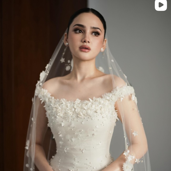 Pesona Syifa Hadju Resepsi di Bali, Pakai Gaun dengan Ribuan Bunga Handmade