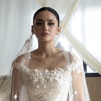 Desainer Hian Tjen mengungkapkan ribuan ornamen bunga kecil ini dibuat dengan teknik hand-appliqué atau dengan tangan, dipotong dan ditempel satu per satu dengan presisi tinggi, menciptakan tekstur yang kaya namun tetap halus. Motif bunga ini tampak seperti ‘mekar’ secara natural di seluruh gaun, memberi efek hidup dan mewah. Foto: Instagram/@hiantjen