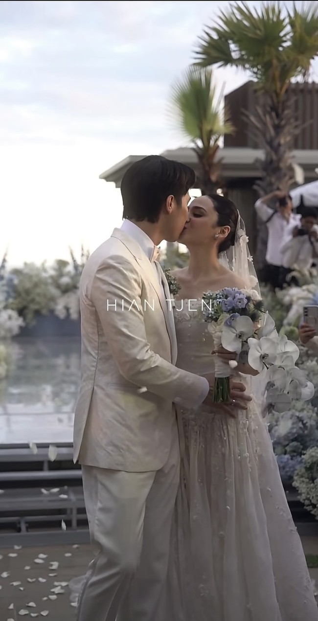 Melengkapi penampilannya, Syifa memilih gaya rambut sleek bun. Pasangan suami-istri baru itu juga terlihat membagikan kemesraan mereka. Foto: Instagram/@hiantjen