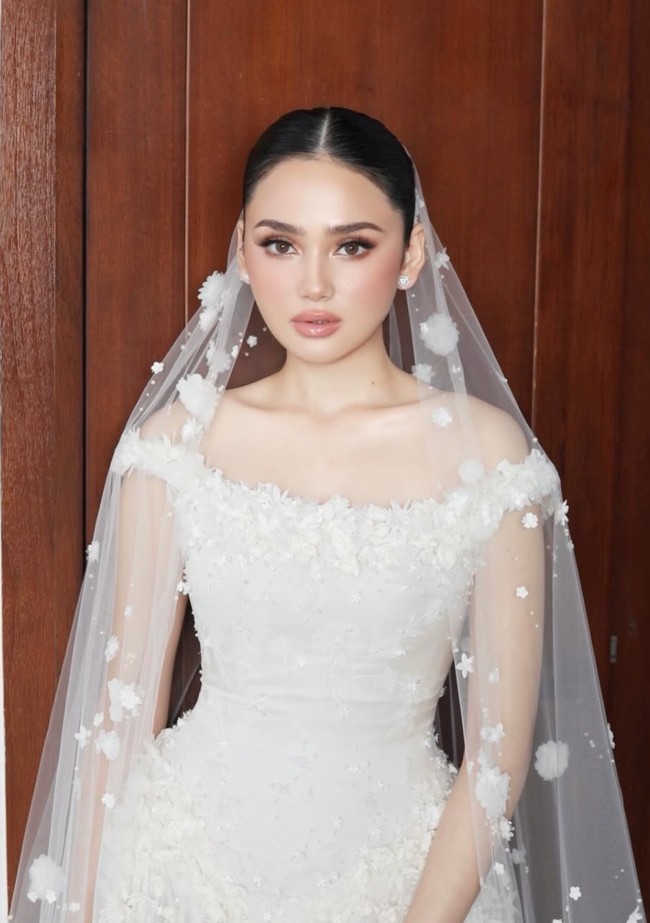 Untuk riasannya Syifa mempercayakan pada MUA Archangela Chelsea. Istri El Rumi itu tampil dengan riasan glaze skin yang tampak flawless, lembap, dan bercahaya alami. Dipadukan dengan gaya rambut sleek bun membuat penampilan Syifa terlihat clean dan semakin anggun. Foto: Instagram/@archangelachelsea