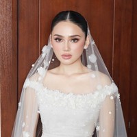 Detail Produk Riasan Glaze Skin Syifa Hadju saat Resepsi Kedua di Bali