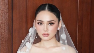 Detail Produk Riasan Glaze Skin Syifa Hadju saat Resepsi Kedua di Bali