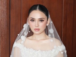 Detail Produk Riasan Glaze Skin Syifa Hadju saat Resepsi Kedua di Bali