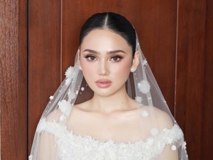 Detail Produk Riasan Glaze Skin Syifa Hadju saat Resepsi Kedua di Bali
