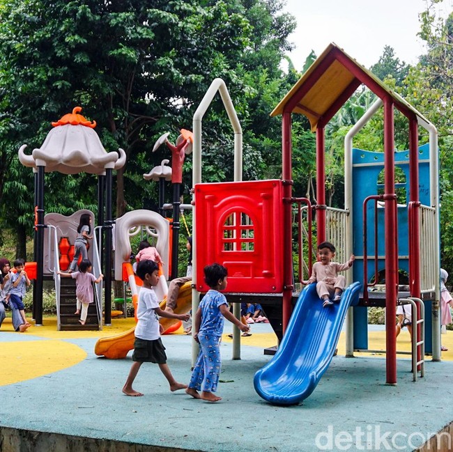 Taman Panjang Jadi Oase Santai Warga Jakarta