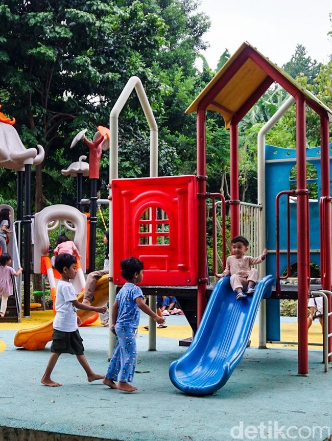 Taman Panjang Jadi Oase Santai Warga Jakarta