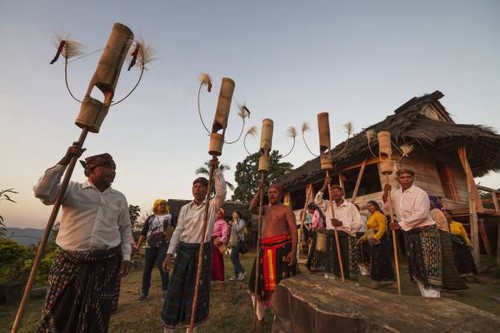 Tarian adat saat Pesta Kenduri di Manggarai NTT. (Foto: Getty Images/Design Pics Editorial)