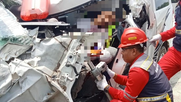 Teks foto: Petugas saat mengevekuasai korban. (Foto: dok. PJR Ditlantas Polda Sumut)