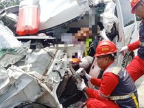 Ambulans Bawa Jenazah Tabrak Truk di Tol Tebing Tinggi-Indrapura, 2 Tewas