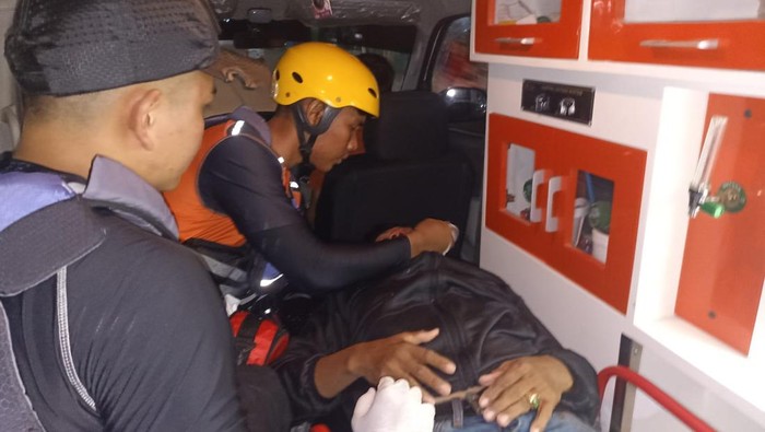 Tim SAR melakukan evakuasi korban kecelakaan kapal di Tanjung Jabung Barat (Tanjabbar), Jambi