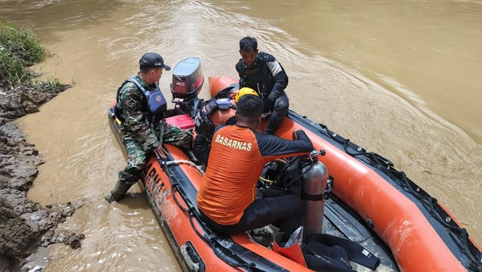 Tim SAR melakukan pencarian korban tenggelam di Sungai Batang Masumai, Merangin