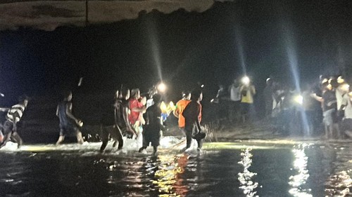 Tim SAR saat menenukan remaja yang tewas tenggelam di Pantai Leli, Kecamatan Rote Tengah, Kabupaten Rote Ndao, NTT, Sabtu (2/5/2026). (Dok. Kantor Pencarian dan Pertolongan Kupang).