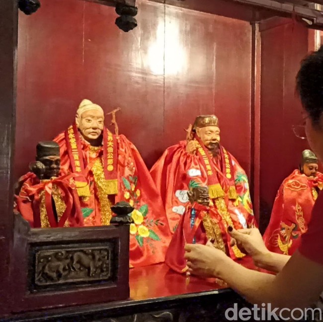 Melihat Tradisi Ganti Jubah Dewa Makco Klenteng Tjoe Tik Kiong Tulungagung