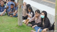 Tak jarang anak-anak hingga orang dewasa turut terlibat dalam permainan, menciptakan suasana inklusif tanpa batasan usia.