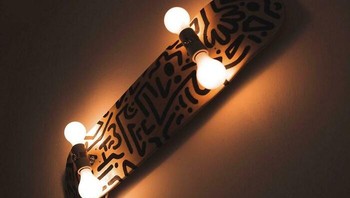 Papan luncur tidak hanya digunakan untuk beraksi di jalanan karena kini bisa disulap menjadi lampu dinding unik yang menambah kesan sporty di dalam ruangan. keuerle via BoredPanda