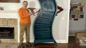 Rak buku setinggi 2,4 meter ini punya desain meliuk bak kartun klasik yang membawa suasana dunia dongeng seperti film Beauty and the Beast ke dalam rumah. AtomicDairy via BoredPanda