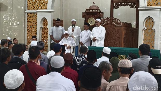 Abu Bakar Ba'asyir saat mengiring jenazah istrinya, Aisyah (Umi Ichun), di Pondok Pesantren Islam Al-Mukmin Ngruki, Desa Cemani, Grogol, Sukoharjo, Senin (4/5/2026).