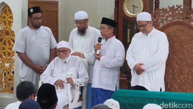 Abu Bakar Ba'asyir saat mengiring jenazah istrinya, Aisyah (Umi Ichun), di Pondok Pesantren Islam Al-Mukmin Ngruki, Desa Cemani, Grogol, Sukoharjo, Senin (4/5/2026).